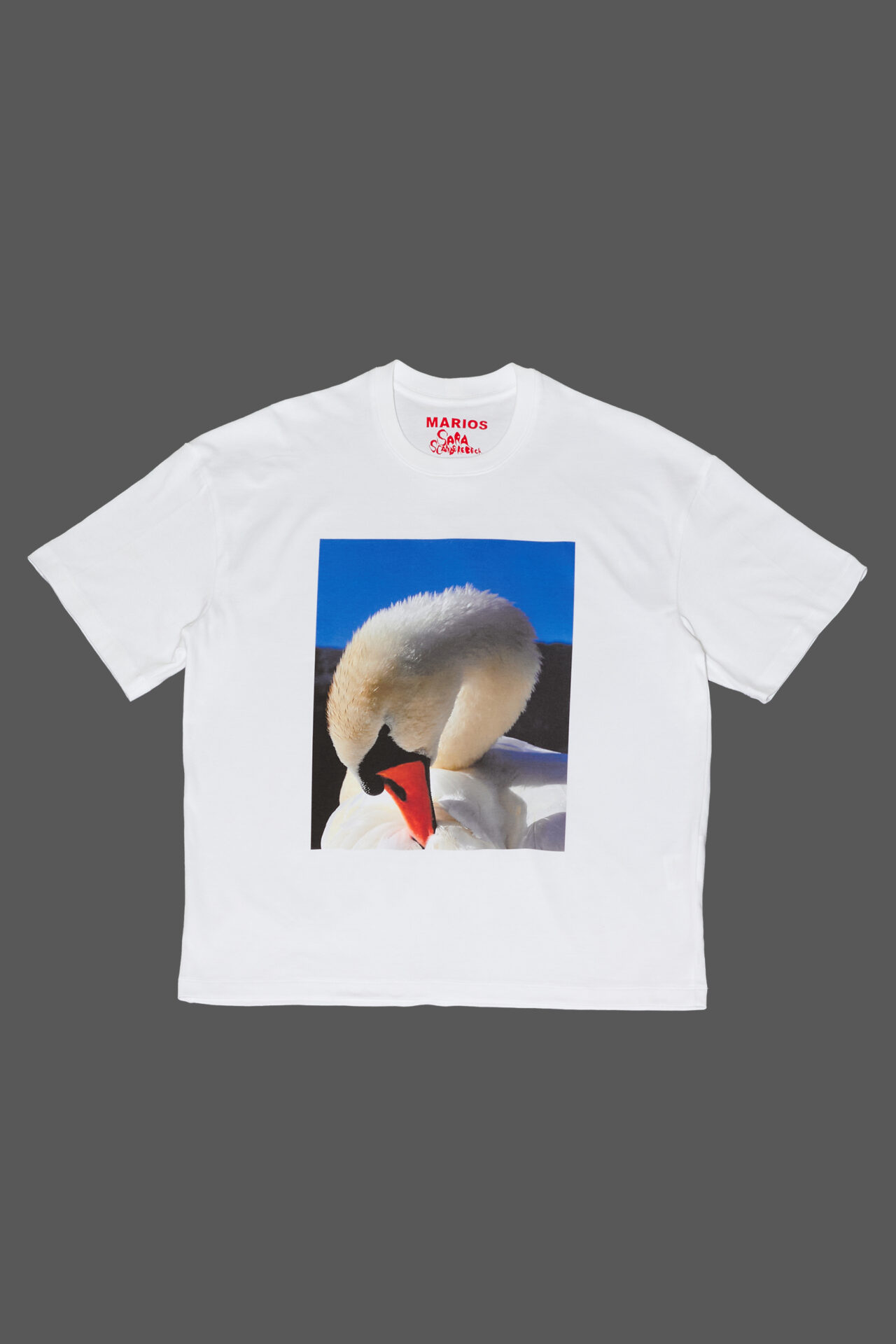 marios t-shirt swan by Sara Scanderebech