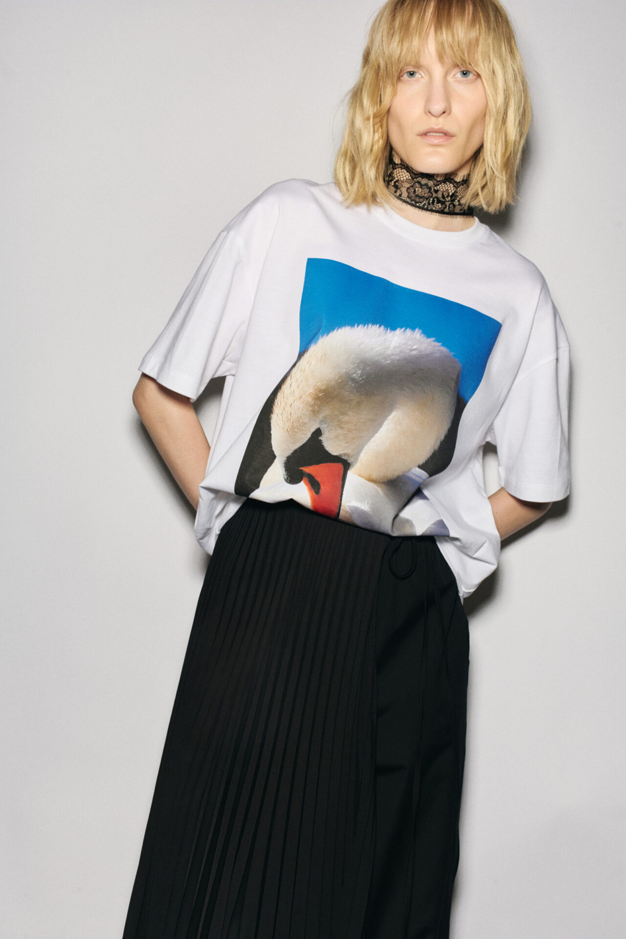 marios t-shirt swan by Sara Scanderebech