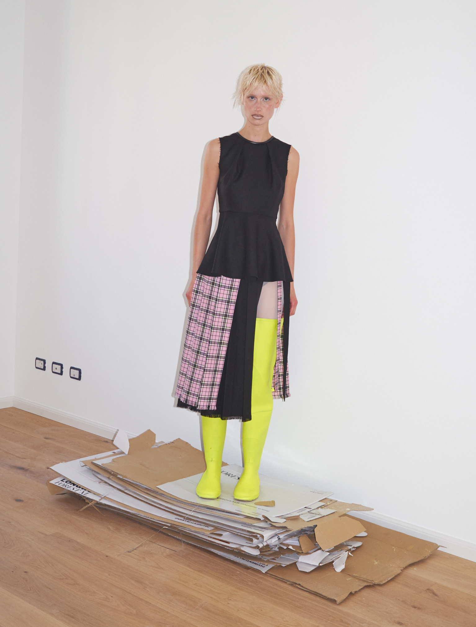 marios-women-black-top-pink-tartan-skirt-hp